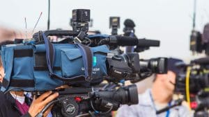 Journalisten filmen draußen mit großen Fernsehkameras