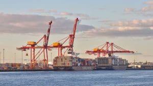 Zwei große Containerschiffe werden nachmittags in einem Hafen entladen
